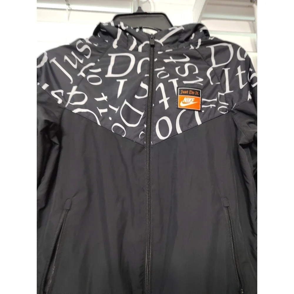 Nike Boys Sportswear Wind Runner Just Do It Hooded Jacket in Black Size Medium